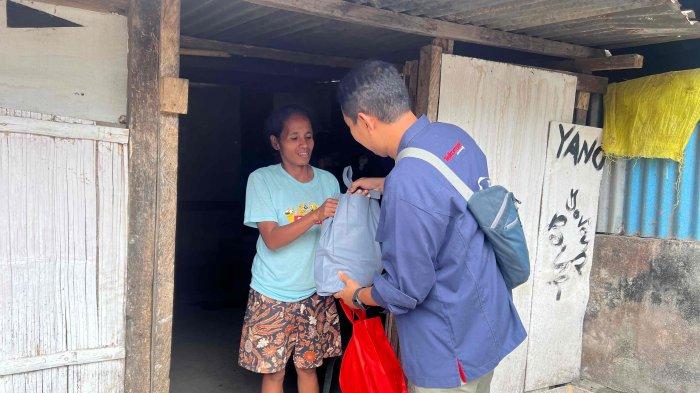 Telkomsel menyerahkan bantuan berupa paket sembako dan kesehatan kepada warga terdampak pada pada Senin (8/1/2023t).