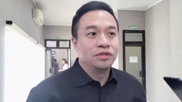 Wali Kota Kupang, dr.Christian Widodo, saat diwawancara di gedung VIP Bandara El-Tari, Sabtu (5/4).