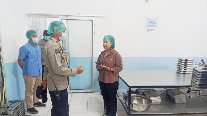 DAPUR SPPG - Kapolsek Maulafa, AKP Fery Nur Alamsyah, S.H, bersama tim melakukan kunjungan monitoring ke tiga dapur SPPG (Satuan Pelayanan Pemenuhan Gizi) yang beroperasi di wilayah Kecamatan Maulafa, Kota Kupang, pada Rabu (23/7/2025) sekitar pukul 09.00 WITA.