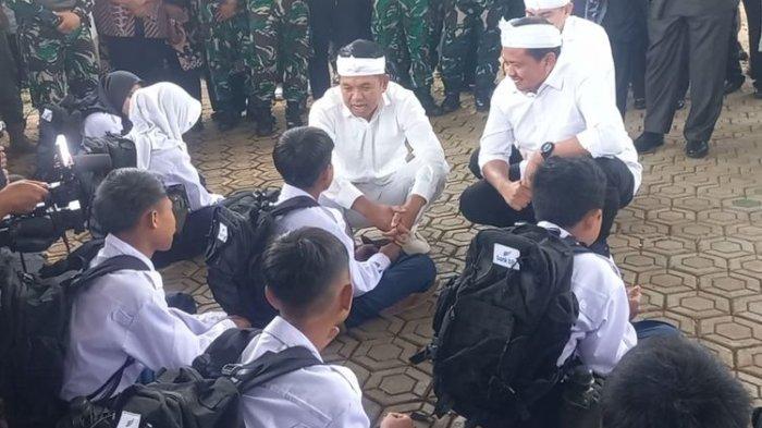 DEDI MULYADI - Gubernur Jawa Barat Dedi Mulyadi sedang bercakap dengan siswa asal Sumedang yang lebih suka ngurus kuda daripada sekolah di Barak Militer Markas Kodim 0610/Sumedang, Jumat (9/5/2025).