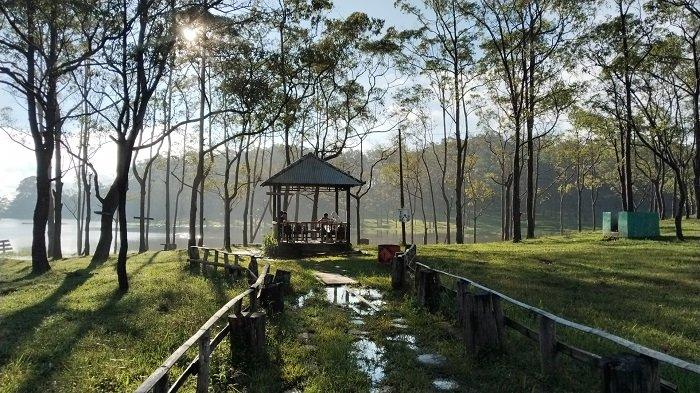 DANAU BUATAN - Keindahan danau buatan eksotis,Danau Nefokaenka, yang dikelilingi bukit hijau pepohonan ini berada di Desa Fatukoto, Kecamatan Mollo Utara, Kabupaten Timor Tengah Selatan (TTS), Sabtu (14/6)