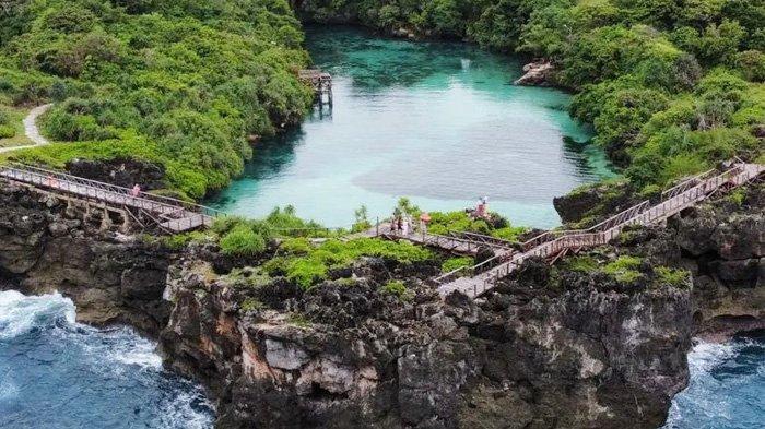 Danau Weekuri di Kabupaten Sumba Barat Daya, Provinsi Nusa Tenggara Timur (NTT).