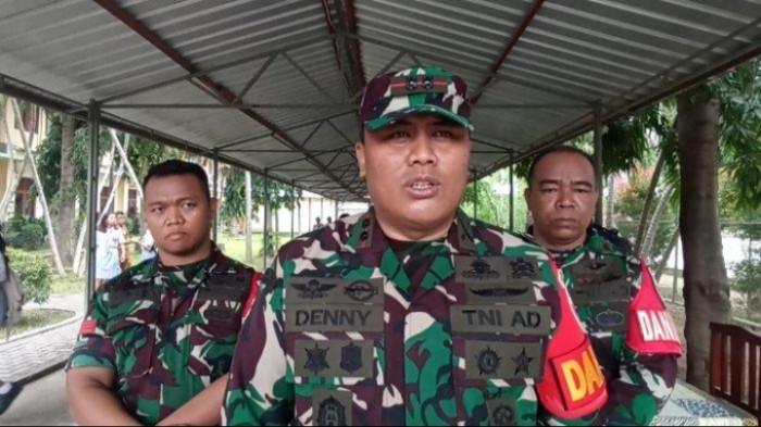 BERI KETERANGAN - Dandim 1603/ Sikka, Letkol Arm Denny Riesta sedang memberikan keterangan terkait program Makan Bergizi Gratis (MBG) di SMAK Frateran Maumere, Kabupaten Sikka, NTT, Senin 17 Februari 2025.