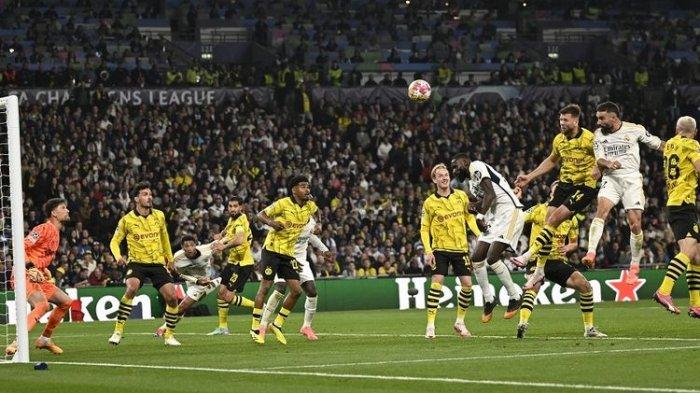Bek Real Madrid Dani Carvajal (kanan/putih) mencetak gol pertama timnya pada pertandingan final Liga Champions antara Borussia Dortmund vs Real Madrid di Stadion Wembley, London, pada Sabtu 1 Juni 2024.