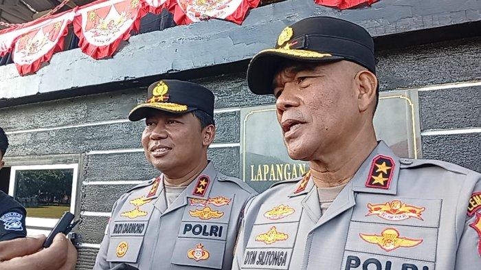 SILITONGA - Mantan Kapolda NTT, Irjen Pol Daniel Tahi Monang Silitonga, S. H., M. A bersama Kapolda NTT, Irjen Pol Dr. Rudi Darmoko, S. I. K., M. Si