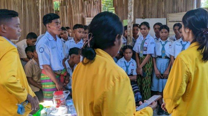 PELATIHAN - Mahasiswa FTP UKAW melakukan pelatihan inovasi pangan bagi siswa/i SMA Agape yang baru menerima amplop kelulusan di Nunusunu, Kecamatan Kualins, Kabupaten Timor Tengah Selatan (TTS), Kamis (15//5/2025).