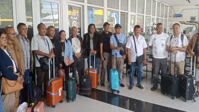 Delegasi keuskupan Atambua dan Keuskupan Weetebula berpose bersama saat tiba di bandara Gewayan Tanah, Larantuka, Flores Timur