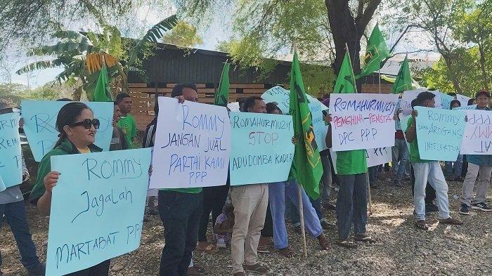 DEMONSTRASI P3 - Pengurus dan kader PPP NTT menggelar demonstrasi menuntut pemecatan terhadap Muhamad Romahurmuziy dari keanggotaan PPP. Senin, (9/6/2025) di kantor DPW PPP NTT.