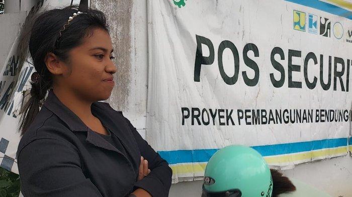WARGA NAGEKEO - Warga Desa Rendu Butowe, Kecamatan Aesesa Selatan, Kabupaten Nagekeo sudah menunggu kedatangan Wakil Presiden RI, Gibran Rakabuming Raka di pintu masuk menuju bendungan Mbay, Selasa, 6 Mei 2025.