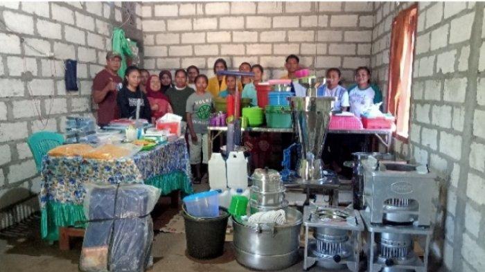 DESA BINAAN - Pose bersama pada kegiatan Pemberdayaan desa binaan Desa Sillu di Kabupaten Kupang oleh Universitas Nusa Cendana atau Undana Kupang.
