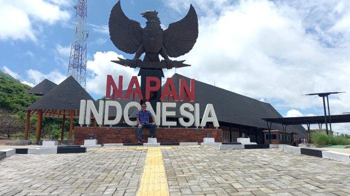 Pemimpin Redaksi Harian Pagi Pos Kupang dan POS-KUPANG.COM, Dion DB Putra di tugu PLBN Napan, Kecamatan Bikomi Utara, TTU, Selasa, 27 Februari 2024