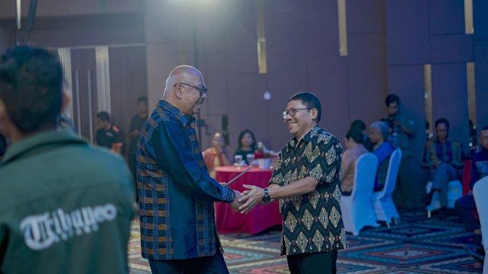 Pemimpin Redaksi Pos Kupang, Dion DB Putra (kanan) mengucapkan selamat kepada anggota DPR asal NTT, Melchias Marcus Mekeng alias Melky Mekeng yang menerima Pos Kupang Award 2023 di Hotel Aston Kupang, Senin (11/12/2023) malam.