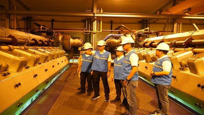 Direktur Utama PLN Darmawan Prasodjo (tengah) ketika memimpin langsung rapat pemulihan sistem kelistrikan Bali di PLTDG Pesanggaran pada Sabtu pagi (3/5).