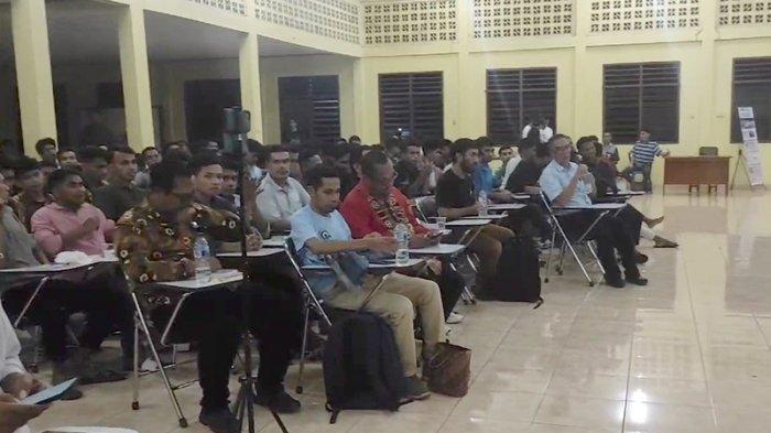 DISKUSI BUKU - Suasana diskusi buku yang diselenggarakan Komunitas Sastra Dusun Flobamora di aula Seminari Tinggi St. Mikhael Penfui, Kota Kupang, Kamis (20/2/2025).