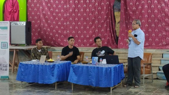 DISKUSI BUKU - RD. Rosindus Tae (kanan) bicara dalam diskusi buku yang diselenggarakan Komunitas Sastra Dusun Flobamora di aula Seminari Menengah St. Maria Immaculata Lalian, Atambua, Kabupaten Belu, Kamis, 3 April 2025.