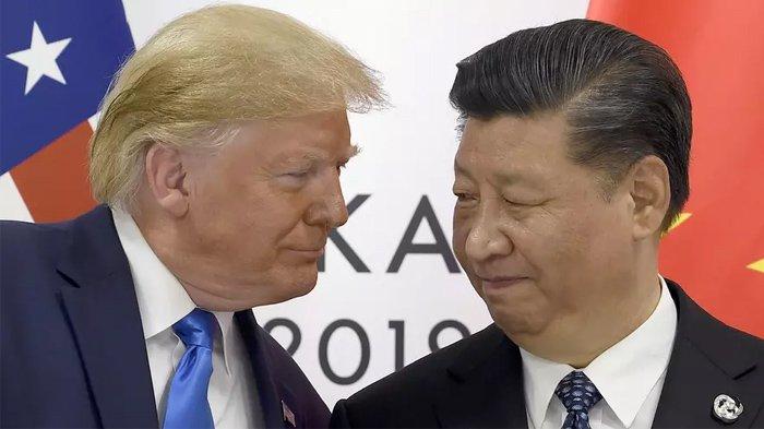 Pada arsip foto Sabtu, 29 Juni 2019 ini, Presiden AS Donald Trump, kiri, bertemu dengan Presiden Tiongkok Xi Jinping di sela-sela KTT G-20 di Osaka, Jepang.