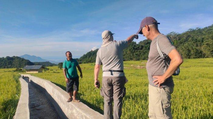 BERWISATA - Dua turis Jerman saat berwisata di desa Wisata Golo Loni.Manggarai Timur