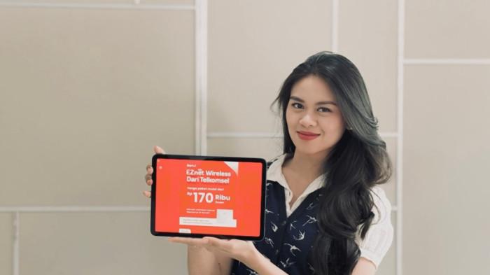EZNET WIRELESS - Telkomsel memperkenalkan EZnet Wireless yang merupakan layanan internet rumah unlimited pascabayar dari Telkomsel menggunakan modem seluler EZnet yang dapat dibeli maupun disewakan dengan penyediaan internet berbasis unlimited.