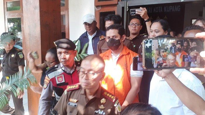 Eks Kapolres Ngada, Fajar Lukman dikawal pihak kepolisian menuju mobil tahanan untuk dibawah ke Rutan Klas IIB Kupang.