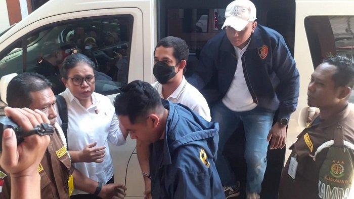 Eks Kapolres Ngada, Fajar Lukman tiba di Kejaksaan Negeri Kota Kupang