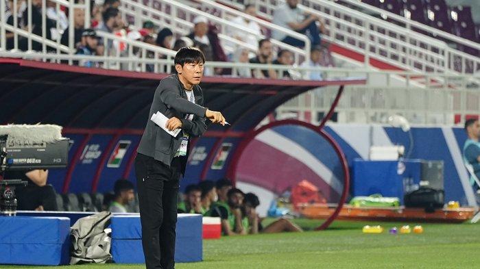 Pelatih Timnas Indonesia Shin Tae-yong memberi instruksi kepada tim asuhannya saat melawan Yordania di Stadion Abdullah bin Khalifa pada Minggu (21/4/2024) malam. Indonesia menang 4-1.
