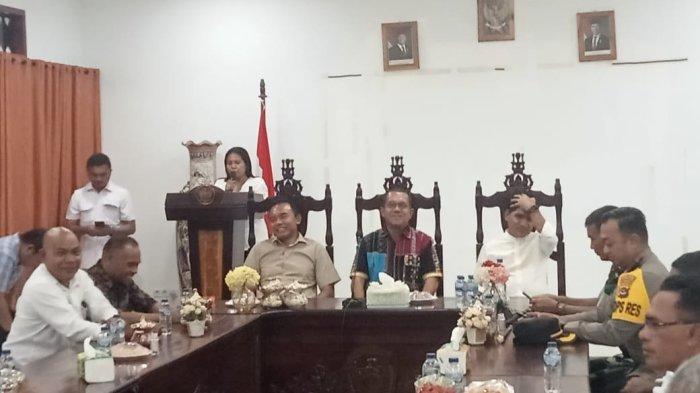 Pertemuan Gubernur NTT, Emanuel Melkiades Laka Lena (tengah), anggota DPR RI, Ahmad Yohan (kanan) dengan Bupati Flores Timur, Anton Doni Dihen (kiri) dan masyarakat.