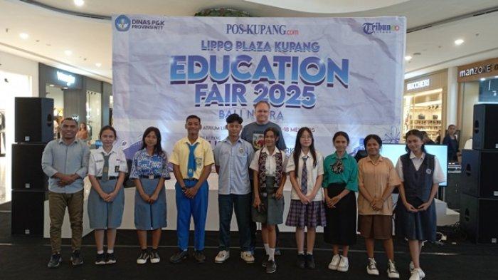 PESERTA PIDATO - Peserta pidato berbahasa Inggris pose bersama juri pada English speech Competition hari kedua, sesi 2 di Atrium Lippo Plaza Kupang, Jumat (16/5/2025).