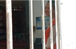 FANI - Tersangka Fani menebarkan senyum dari balik jendela ruangan lobi Lapas Perempuan Kelas II B Kupang, usai dibawa pulang dari Kejari Kota Kupang setelah mengikuti proses tahap dua.