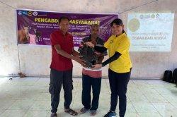 Masyarakat menerima bantuan dari Tim FKKH Undana seusai penyuluhan dan sosialiasi.