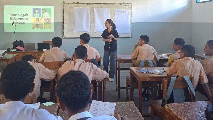 FKM UNDANA - Dua mahasiswa dari Fakultas Kesehatan Masyarakat (FKM) Universitas Nusa Cendana (Undana), Fransisca Wago dan Ariani Allo menggelar kegiatan edukasi pencegahan kekerasan seksual di SMK Negeri 5 Kota Kupang, Rabu (28/5/2025).