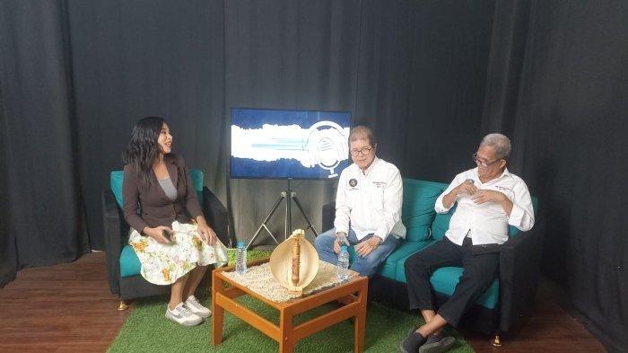 Ketua FPK NTT, Theo Widodo dan Wakil Ketua FPK NTT, Drs. Theo Widodo bersama host jurnalis Pos Kupang, Ella Uzurasi dalam Podcast Pos Kupang, Kamis (10/4).