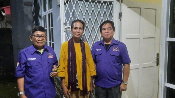 BERSAMA PENGURUS POMADE -Farida Denura (tengah) pose bersama pengurus POMADE, Jumat, 28 Juli 2023.