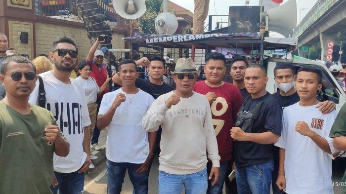 Forum Muda Ende saat melakukan aksi di Jakarta, Rabu, 15 Mei 2024 terkait dugaan kasus-kasus korupsi yang diduga masih mengendap di Polres Ende.