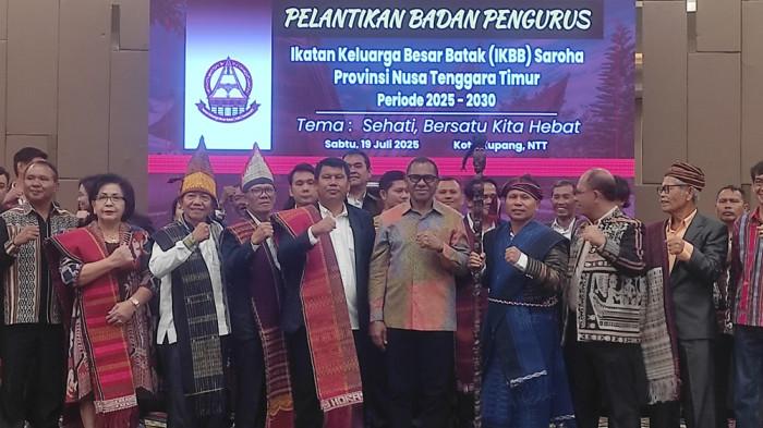 BADAN PENGURUS - Foto bersama Badan Pengurus IKBB Saroha NTT periode 2025-2030 dan Wagub Johni Asadoma saat seremoni pelantikan di Hotel Aston Kupang, Sabtu (19/7/2025)