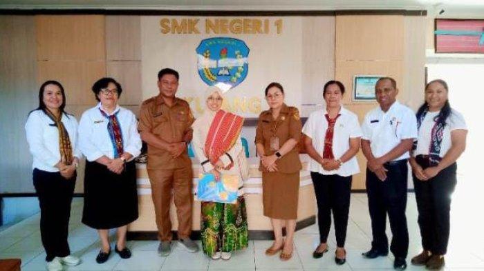 Pose bersama Kepala SMKN 1 Kupang, Mixon RN Abineno, Eka Puji Lestari dari Direktorat SMKN, Korwas SMK, Wakasek dan sejumlah guru.