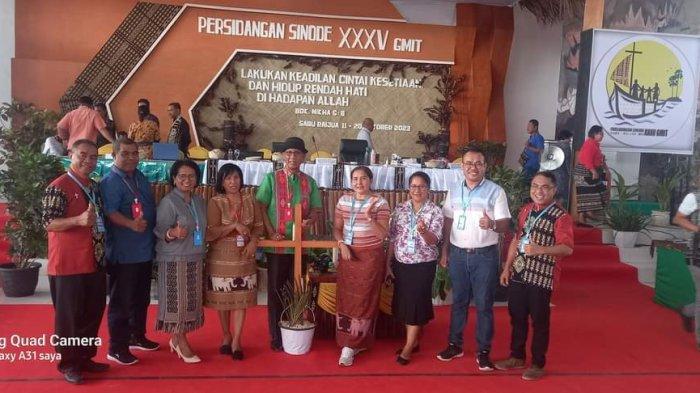 Senyum Bahagia Pdt. Yos paling kiri dan Pdt. Leo paling kanan, disela-sela persidangan sinode GMIT ke 35, selasa 17 Oktober 2023.