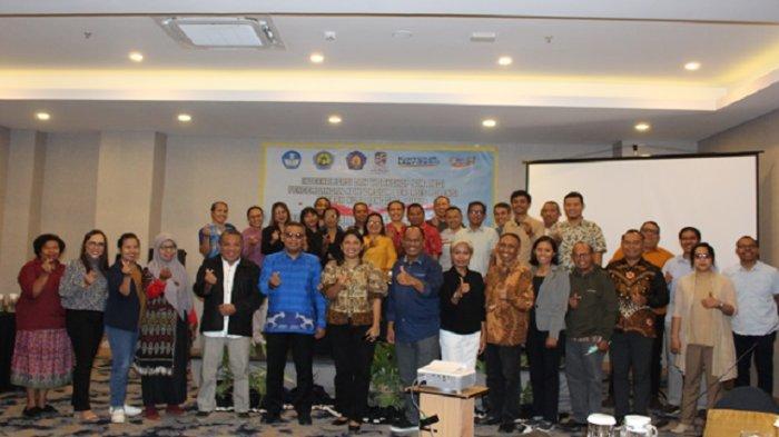Foto bersama dosen Politeknik Pertanian Negeri Kupang dan Politeknik Negeri Kupang didamping Direktur dari kedua PTPPV yaitu Johanis A. Jermias S.Pt., M.Sc dan Frans Mangngi ST., MT usai Pembukaan Kegiatan Internalisasi Hasil Riset Program Ekosmira di Hotel Harper, Fatululi, Kupang, Sabtu, 24 Agustus 2024.