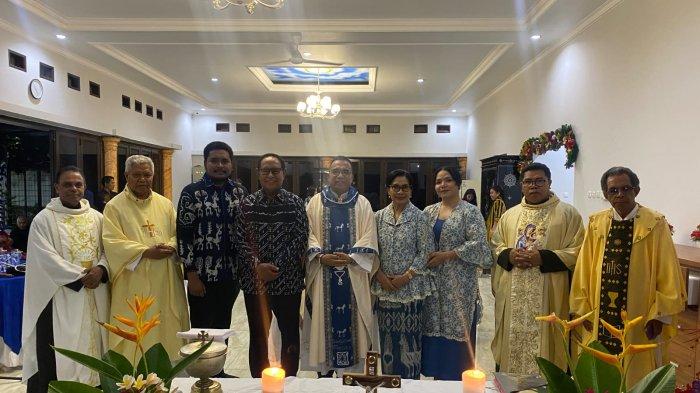 Foto bersama para Imam usai misa syukur pernikahan Bapa Yosef-Mama Merry, anak Alfredo dan Eva, Minggu, 17 November 2024