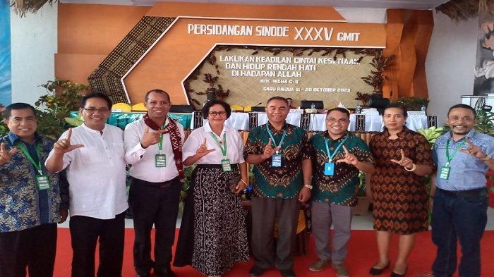 Foto bersama tim Panitia Tetap Tata Gereja Sinode GMIT dengan Ketua Sinode GMIT dan seluruh anggota Majelis Sinode harian juga diabadikan dalam suasana persidangan sinode GMIT ke-35 pada Rabu, 18 Oktober 2023.