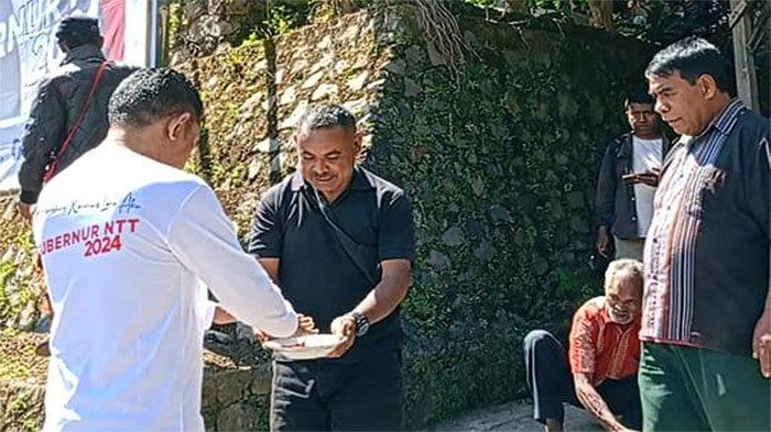 DITERIMA -- Frans Aba saat diterima oleh tokoh masyarakat di Bajawa , Kabupaten Ngada