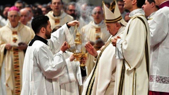 Paus Fransiskus memimpin Misa Kudus Pemberkatan Minyak Krisma, Minyak Katekumen dan Minyak Orang Sakit di Basilika St Petrus Vatikan, Kamis (28/3/2024).