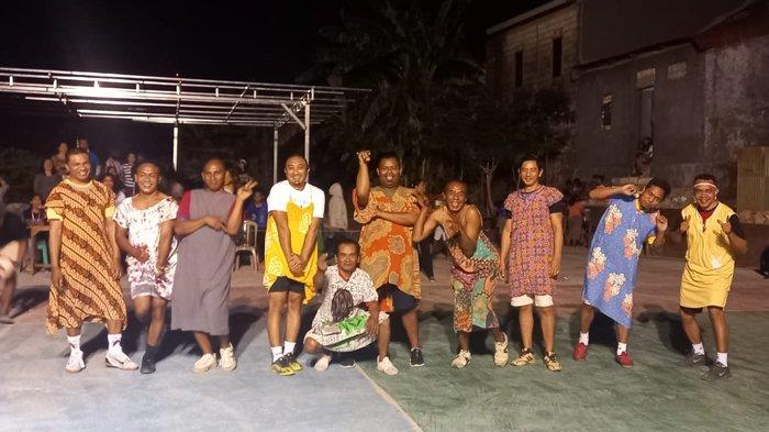 Para pemain futsal berdasar pose bersama sebelum bertanding di lapangan Gereja Katolik St. Fransiskus dari Assisi Kolhua Kupang, Jumat 16 Agustus 2024.