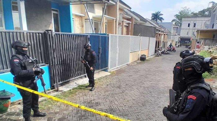 Personel dari Satuan Gegana Polri dengan senjata lengkap sudah tiba di lokasi penangkapan terduga teroris di Kota Batu, Jawa Timur, Kamis (1/8/2024).