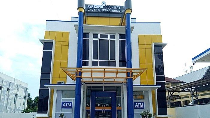 Gedung baru Kantor Cabang Utama Ende KSP Kopdit Obor Mas di Jalan El Tari, Kota Ende, yang akan diresmikan oleh Menteri Koperasi, Budi Arie Setiadi, pada 23 Mei 2025.
