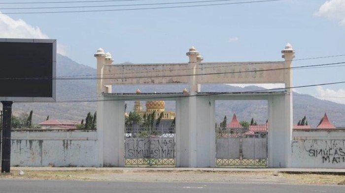 Tampak depan Gelora Samador Maumere. Di tempat inilah Paus Yohanes Paulus II memimpin misa pada 11 Oktober 1989.