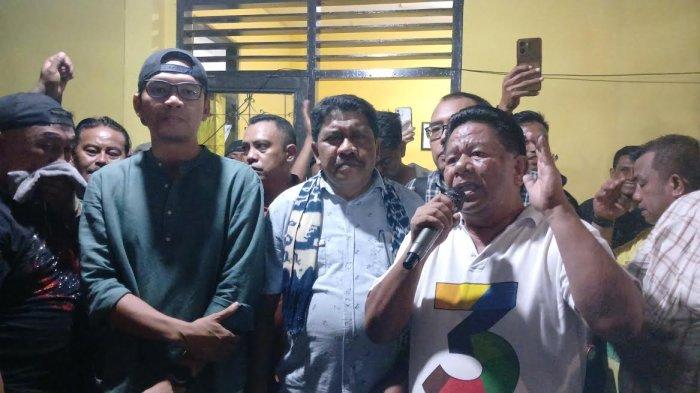 Calon Bupati-Wakil Bupati Paket Umbu Lili Pekuwali-Yonathan Hani (ULP-YH) bersama Ketua Tim Pemenangan, Gidion Mbilidjora dan pendukungnya saat memberikan keterangan pers di Sekretariat Golkar Sumba Timur, Rabu 27 November 2024 malam.