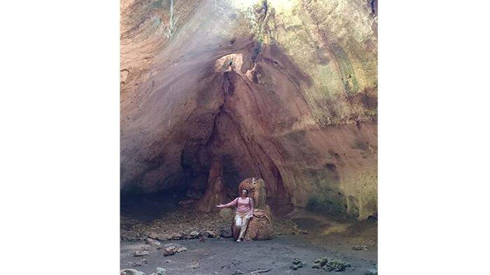 Seorang wisatawan di Goa Mabala