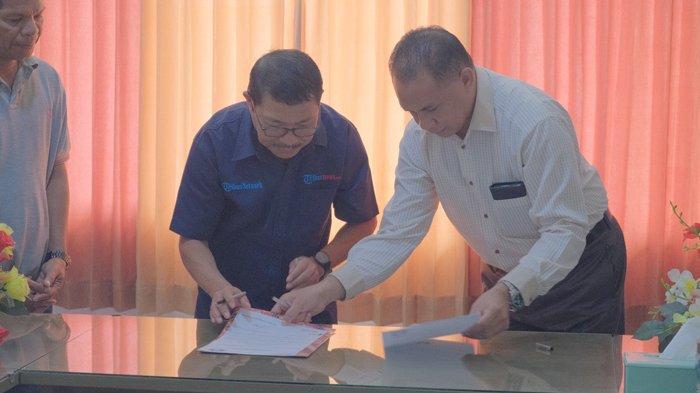 Rektor UKAW Prof Dr Ir Godlief Fredrik Neonufa, MT dan Pemimpin Redaksi Pos Kupang, Dion DB Putra meneken nota kesepahaman atau MoU di ruang kerja Rektor UKAW Kupang, Jumat (26/1/2024).