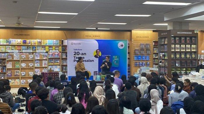 TALKSHOW - Penulis buku mega best seller Filosofi Teras, Henry Manampiring mengikuti talkshow bersama para penggemar buku di Gramedia Kupang, Kamis (22/5/2025).
