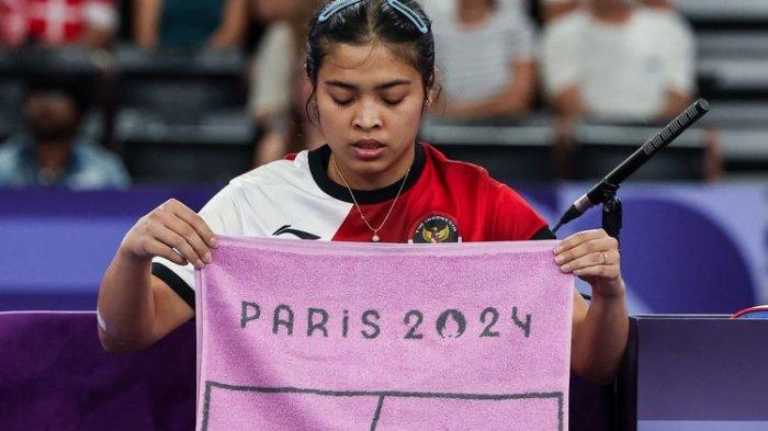 Pemain tunggal putri Indonesia Gregoria Mariska Tunjung saat tampil di laga semifinal melawan unggulan pertama An Se-young (Korea Selatan) di Porte de la Chapelle Arena, Paris, Minggu (4/8/2024).